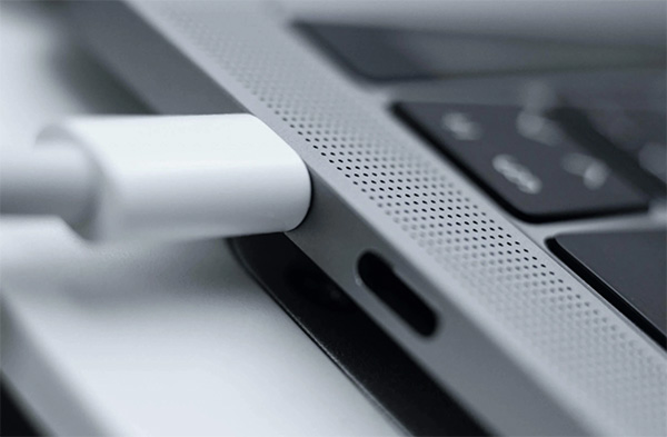 Sạc iPhone qua cổng USB trên Macbook cũng tăng tốc độ sạc pin